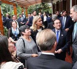Don Felipe conversa en los jardines de la Embajada de España en la República de Costa Rica con los representantes de la colectividad, en presencia del